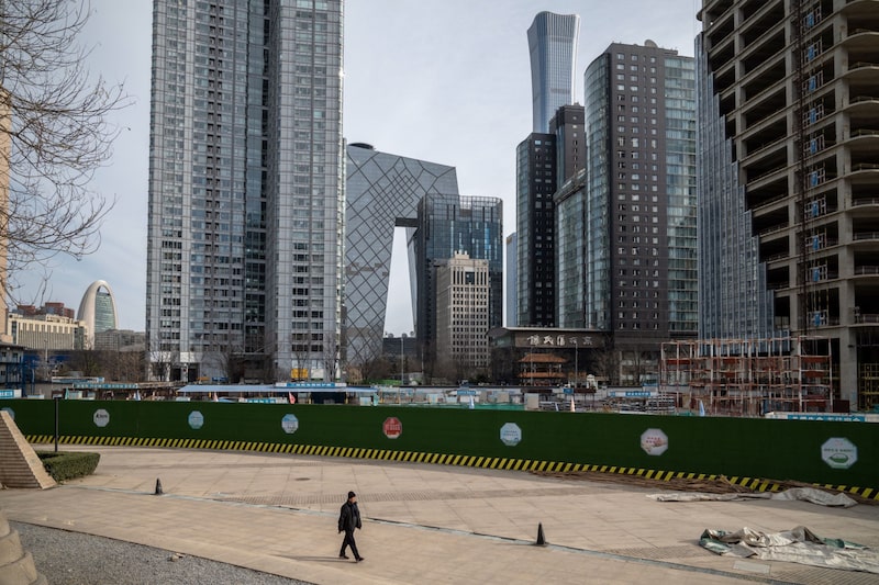 A política para frear a covid exigia custos muito elevados. Ao mesmo tempo, o governo chinês viu desmoronar a renda proveniente da venda de terras e impostos A política para frear a covid exigia custos muito elevados. Ao mesmo tempo, o governo chinês viu desmoronar a renda proveniente da venda de terras e impostos