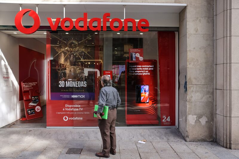 Una tienda de Vodafone en Barcelona, España. Fotógrafo: Ángel García/Bloomberg Una tienda de Vodafone en Barcelona, España. Fotógrafo: Ángel García/Bloomberg
