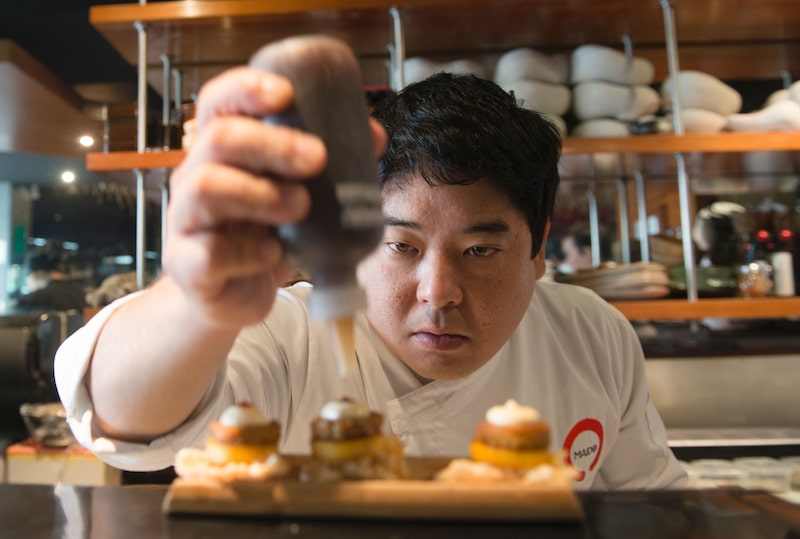 O chef Mitsuharu Tsumura, conhecido como Misho, teve o seu restaurante Maido, em Lima, eleito o melhor do mundo em 2025 (Foto: Cris Bouroncle/AFP via Getty Images) O chef Mitsuharu Tsumura, conhecido como Misho, teve o seu restaurante Maido, em Lima, eleito o melhor do mundo em 2025 (Foto: Cris Bouroncle/AFP via Getty Images)