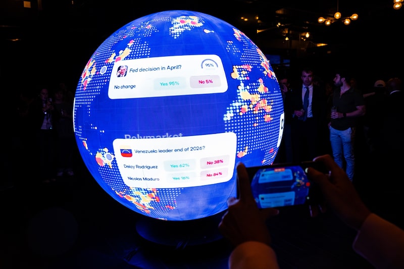 En un análisis independiente, un conjunto de cuentas vinculadas de Polymarket apareció repetidamente durante los últimos tres meses, generando ganancias de US$1,6 millones gracias a una serie de apuestas sumamente acertadas sobre las acciones de Trump en Irán y Venezuela. En un análisis independiente, un conjunto de cuentas vinculadas de Polymarket apareció repetidamente durante los últimos tres meses, generando ganancias de US$1,6 millones gracias a una serie de apuestas sumamente acertadas sobre las acciones de Trump en Irán y Venezuela.