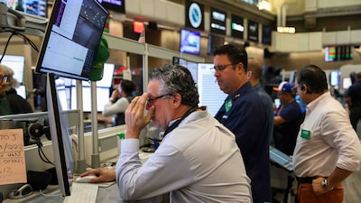 Wall Street cae en el inicio de septiembre ante el alza del petróleo y una venta global de bonos Wall Street cae en el inicio de septiembre ante el alza del petróleo y una venta global de bonos