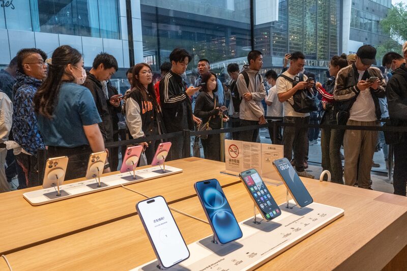 Loja com o novo iPhone 16 à venda em loja da Apple em Pequim (Foto: Bloomberg) Loja com o novo iPhone 16 à venda em loja da Apple em Pequim (Foto: Bloomberg)