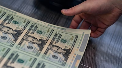 El dólar se encamina a su segundo mes consecutivo de caídas ante recompra de deuda de EE.UU. El dólar se encamina a su segundo mes consecutivo de caídas ante recompra de deuda de EE.UU.