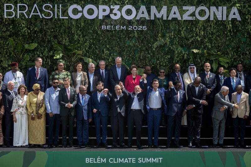 Luiz Inácio Lula da Silva, en el centro, posa para una foto familiar con los líderes antes de la conferencia COP30 en Belém el 7 de noviembre. Luiz Inácio Lula da Silva, en el centro, posa para una foto familiar con los líderes antes de la conferencia COP30 en Belém el 7 de noviembre.