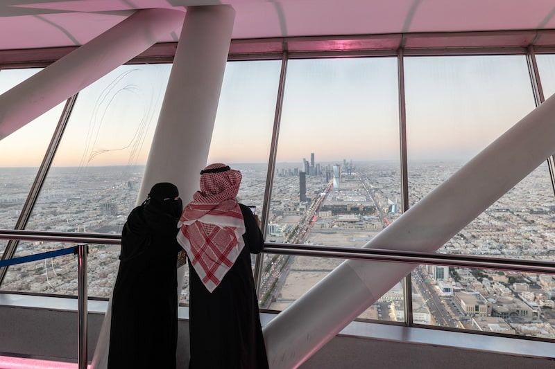 Visitantes observan el perfil de la ciudad desde el puente elevado del Centro del Reino, en Riad, Arabia Saudí, el jueves 19 de enero de 2023. Visitantes observan el perfil de la ciudad desde el puente elevado del Centro del Reino, en Riad, Arabia Saudí, el jueves 19 de enero de 2023.