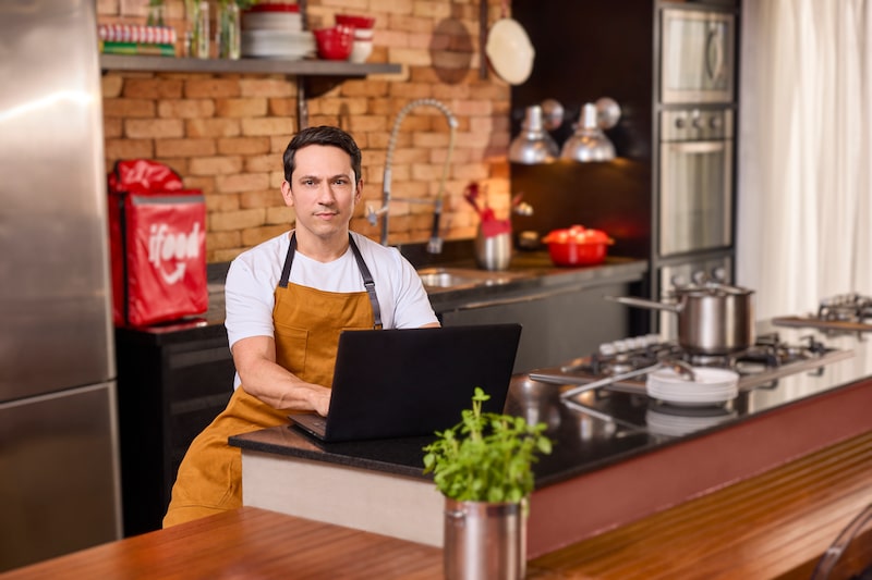 No ano passado, o iFood anunciou a vertical ‘iFood Salão’, com totens para realização dos pedidos e o lançamento de maquininha própria, a ‘maquinona’, com uma ferramenta de gerenciamento de relacionamento com o cliente (CRM, na sigla em inglês). No ano passado, o iFood anunciou a vertical ‘iFood Salão’, com totens para realização dos pedidos e o lançamento de maquininha própria, a ‘maquinona’, com uma ferramenta de gerenciamento de relacionamento com o cliente (CRM, na sigla em inglês).