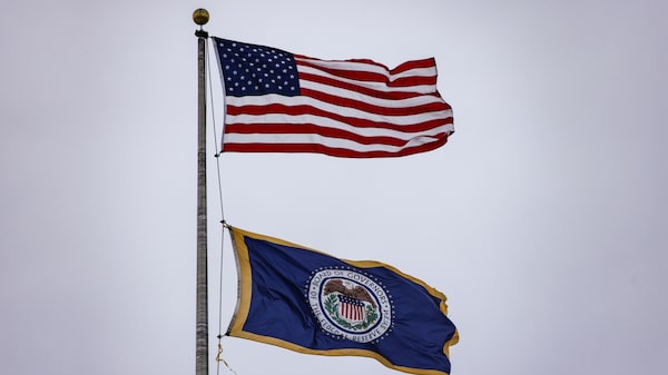 La Reserva Federal mantiene las tasas y sigue previendo tres recortes para este año La Reserva Federal mantiene las tasas y sigue previendo tres recortes para este año