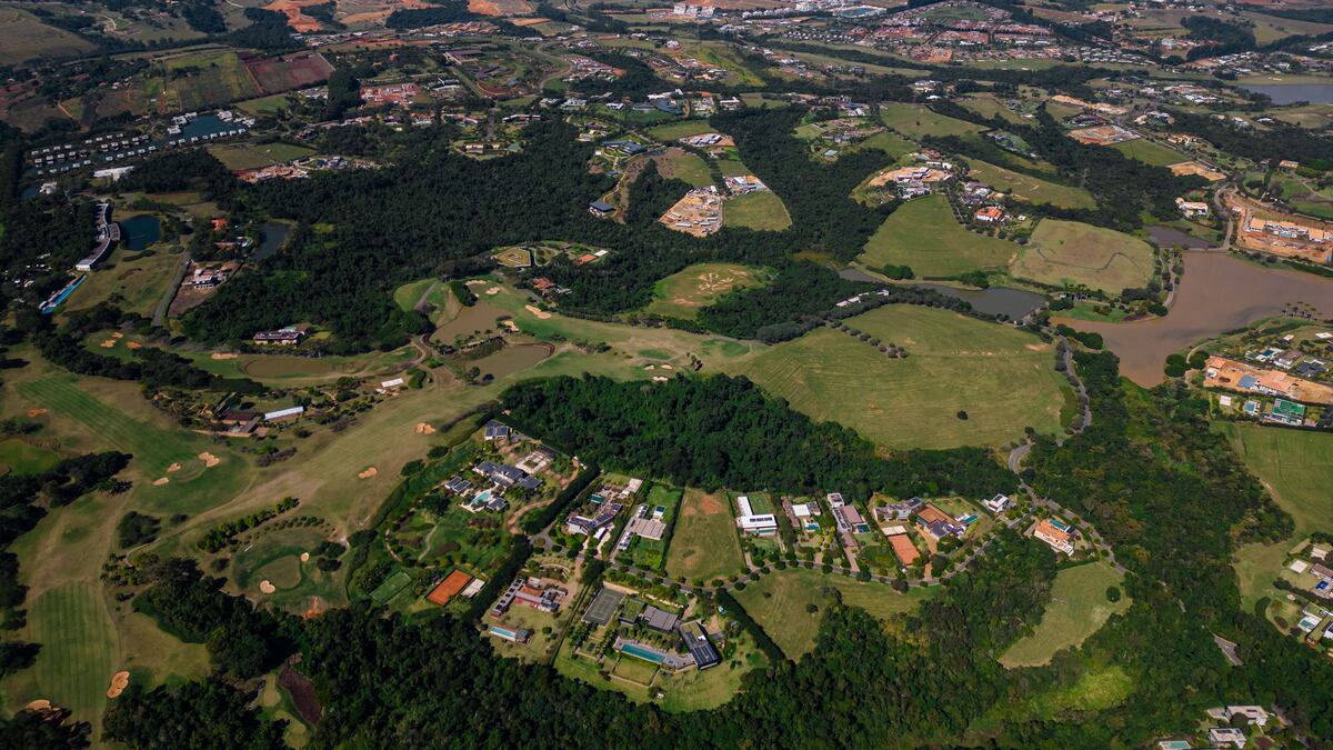 Mansões, quadras e campo de golfe no Complexo Boa Vista, da JHSF, a 100 km de São Paulo: enclave dos ultrarricos onde o cliente da farmácia, segundo o Grupo DI, chega ao balcão em busca de longevidade, não de remédio (Foto: Maira Erlich/Bloomberg)