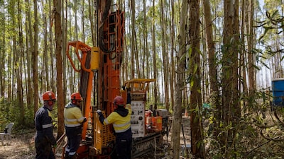 Mineradora de terras raras busca parceria para projeto de US$ 440 milhões no Brasil Mineradora de terras raras busca parceria para projeto de US$ 440 milhões no Brasil
