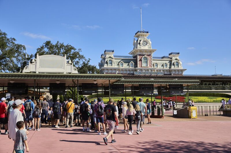 Los visitantes llegan a Walt Disney World en Orlando, Florida. Los visitantes llegan a Walt Disney World en Orlando, Florida.