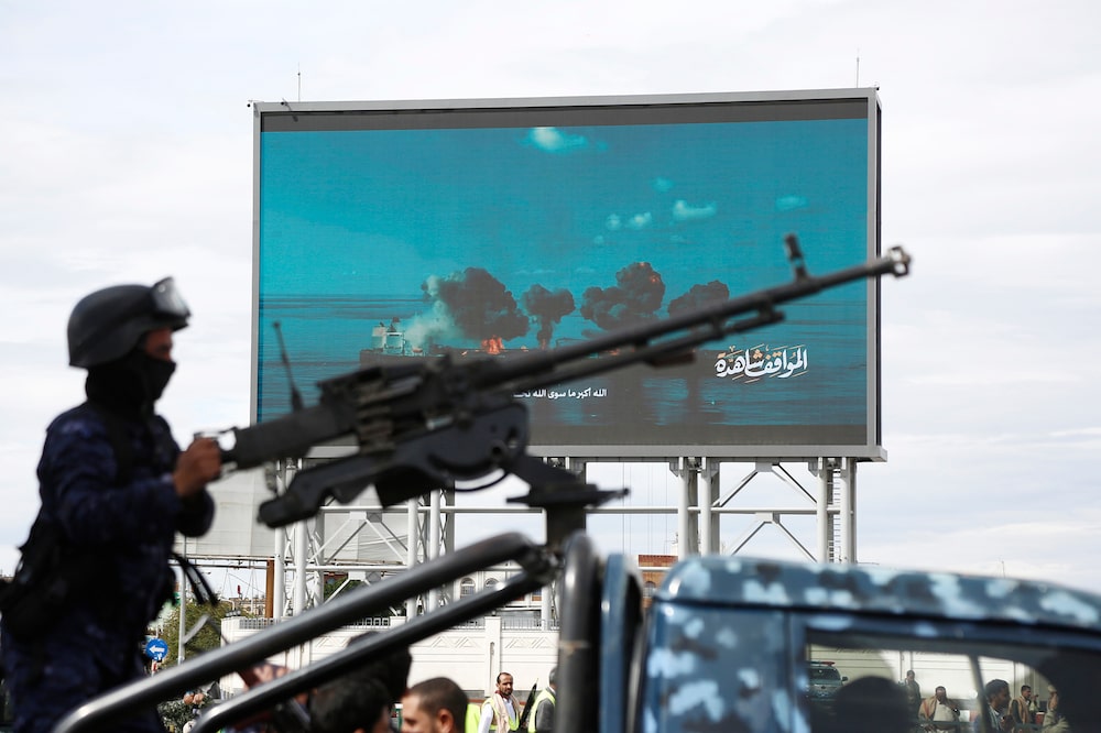 Un soldado hutí maneja una ametralladora montada en un vehículo junto a una valla publicitaria que muestra ataques con misiles y drones lanzados por los hutíes, durante una protesta contra la guerra entre Estados Unidos e Israel en Saná, Yemen, el 27 de marzo de 2026. Fotógrafo: Mohammed Hamoud/Getty Images Un soldado hutí maneja una ametralladora montada en un vehículo junto a una valla publicitaria que muestra ataques con misiles y drones lanzados por los hutíes, durante una protesta contra la guerra entre Estados Unidos e Israel en Saná, Yemen, el 27 de marzo de 2026. Fotógrafo: Mohammed Hamoud/Getty Images