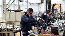 Tras dos meses de subas, la actividad económica en Argentina retrocede en octubre Tras dos meses de subas, la actividad económica en Argentina retrocede en octubre