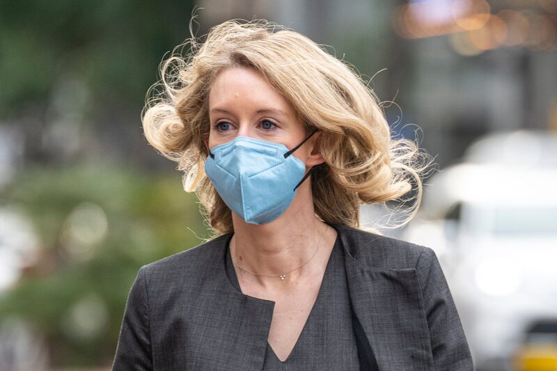 Elizabeth Holmes llega al tribunal federal de San José, California, el 3 de enero. Fotógrafo: David Paul Morris/Bloomberg Elizabeth Holmes llega al tribunal federal de San José, California, el 3 de enero. Fotógrafo: David Paul Morris/Bloomberg