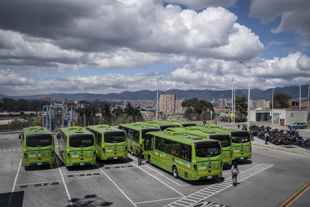 Buses eléctricos de La Rolita estacionados en el patio Perdomo, en el barrio Ciudad Bolívar de Bogotá, Colombia, el lunes 3 de abril de 2023. Buses eléctricos de La Rolita estacionados en el patio Perdomo, en el barrio Ciudad Bolívar de Bogotá, Colombia, el lunes 3 de abril de 2023.