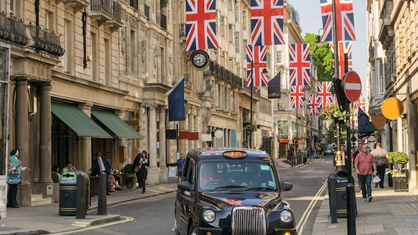 Famílias ricas do Reino Unido aceleram sucessão diante de alta no imposto sobre herança Famílias ricas do Reino Unido aceleram sucessão diante de alta no imposto sobre herança