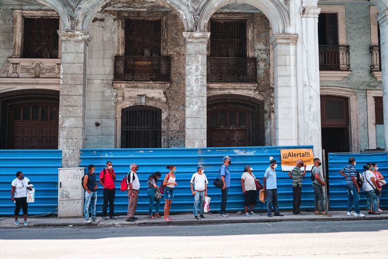 La comparación de la inflación, el desempleo y otros indicadores macroeconómicos puede reflejar qué tan felices o miserables son los ciudadanos de un país. La comparación de la inflación, el desempleo y otros indicadores macroeconómicos puede reflejar qué tan felices o miserables son los ciudadanos de un país.