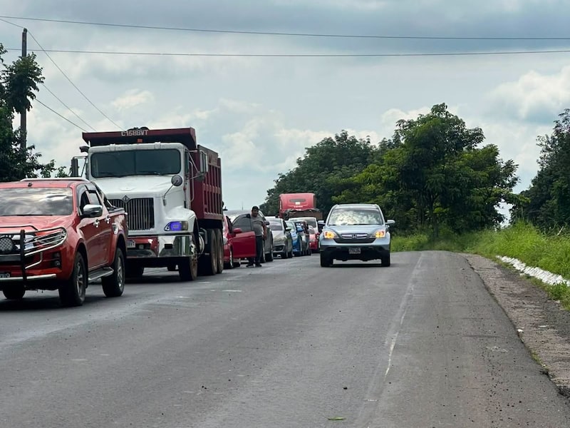 Tráfico en el kilómetro 200 de la ruta CA-2 Occidente, en Guatemala, el 19 de octubre de 2026. Tráfico en el kilómetro 200 de la ruta CA-2 Occidente, en Guatemala, el 19 de octubre de 2026.