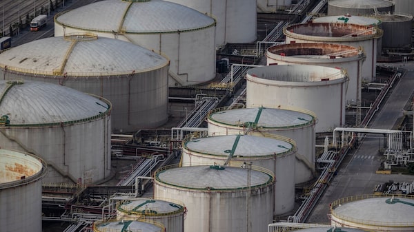 Petróleo despenca com acordo EUA-Irã e expectativa por retomada de transporte na região Petróleo despenca com acordo EUA-Irã e expectativa por retomada de transporte na região
