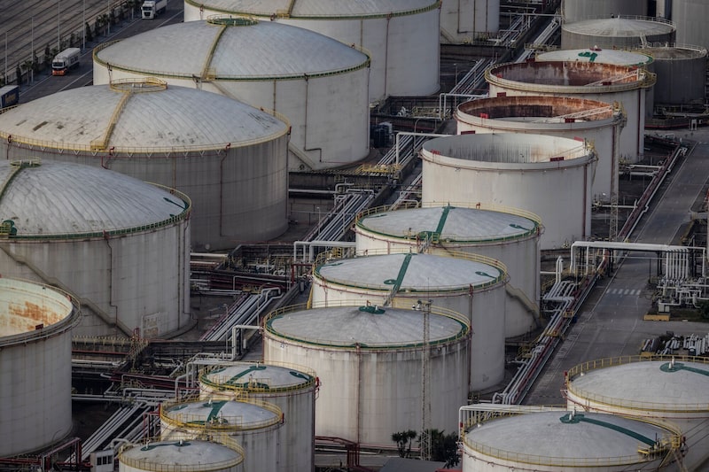 Tanques de almacenamiento de productos petrolíferos en las instalaciones de Exolum Corp SA en el puerto de Barcelona, España, el jueves 30 de abril de 2026. Tanques de almacenamiento de productos petrolíferos en las instalaciones de Exolum Corp SA en el puerto de Barcelona, España, el jueves 30 de abril de 2026.