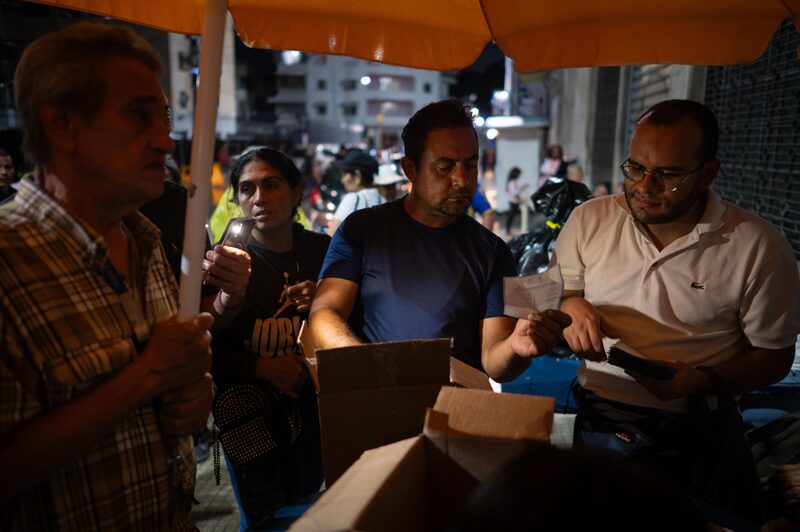 Voluntarios cuentan papeletas tras el cierre de las urnas durante las primarias de la oposición en Caracas, Venezuela, el domingo 22 de octubre de 2023. La oposición venezolana elegirá el domingo al candidato que intentará poner fin a un cuarto de siglo de gobierno socialista en las elecciones de 2024. Fotógrafa: Gaby Oraa/Bloomberg Voluntarios cuentan papeletas tras el cierre de las urnas durante las primarias de la oposición en Caracas, Venezuela, el domingo 22 de octubre de 2023. La oposición venezolana elegirá el domingo al candidato que intentará poner fin a un cuarto de siglo de gobierno socialista en las elecciones de 2024. Fotógrafa: Gaby Oraa/Bloomberg