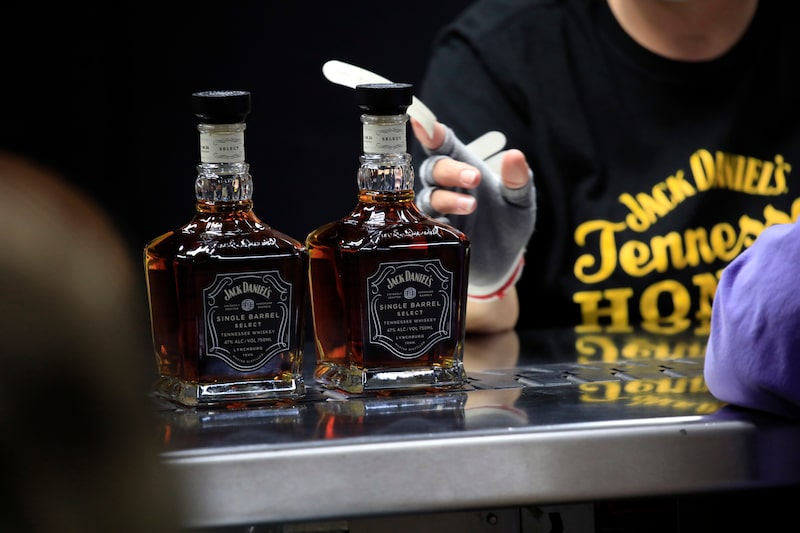 A Pernod e a Brown-Forman têm procurado maneiras de fortalecer seus negócios em um momento em que os consumidores estão bebendo menos (Foto: Luke Sharrett/Bloomberg) A Pernod e a Brown-Forman têm procurado maneiras de fortalecer seus negócios em um momento em que os consumidores estão bebendo menos (Foto: Luke Sharrett/Bloomberg)