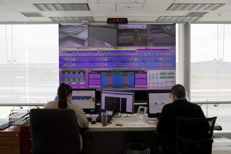 Trabajadores de la torre de control en el canal de Panamá. Trabajadores de la torre de control en el canal de Panamá.