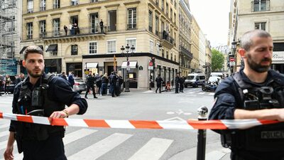 Criminosos armados com AK-47 assaltam loja da Chanel em Paris Criminosos armados com AK-47 assaltam loja da Chanel em Paris
