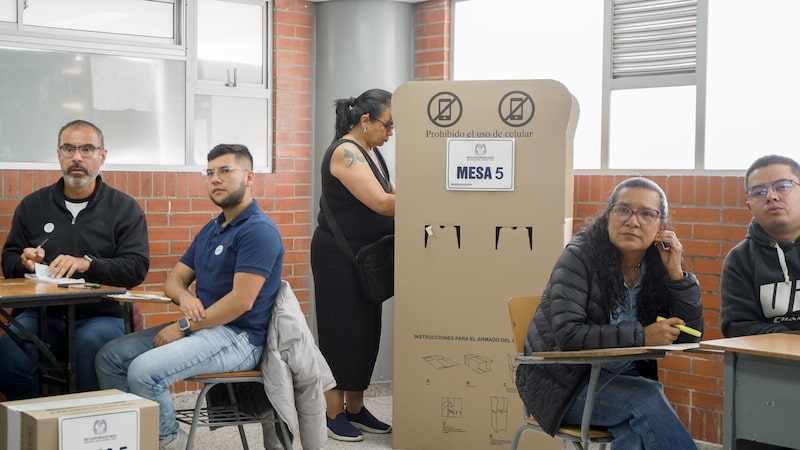Votação na Colômbia gera euforia no mercado, que vê 80% de chance de vitória da direita Votação na Colômbia gera euforia no mercado, que vê 80% de chance de vitória da direita