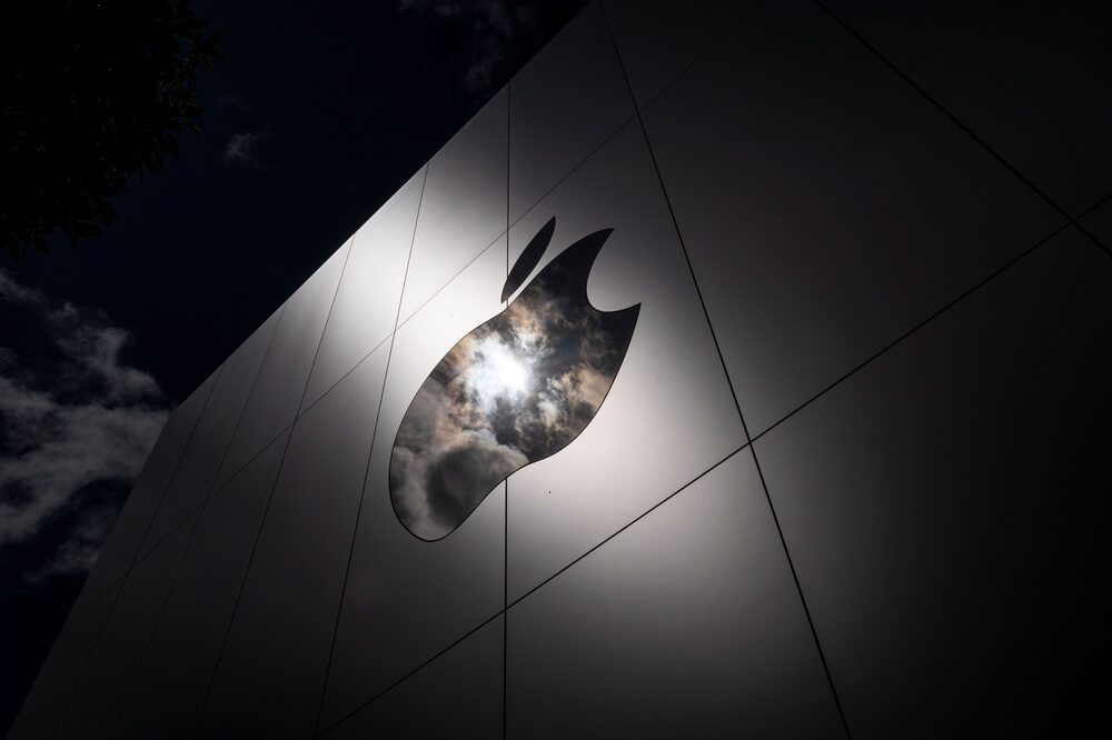 El Logo de Apple en la tienda San Francisco, California, U.S., el lunes, 26 de abril, 2021. Apple Inc. Fotógrafo: David Paul Morris/Bloomberg El Logo de Apple en la tienda San Francisco, California, U.S., el lunes, 26 de abril, 2021. Apple Inc. Fotógrafo: David Paul Morris/Bloomberg