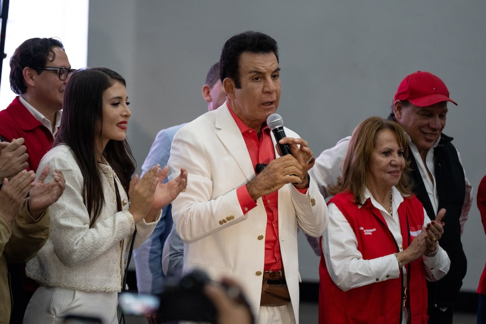 Salvador Nasralla habla durante un mitin de la noche electoral en Tegucigalpa el 30 de noviembre. Foto: Tomas Ayuso/Bloomberg Salvador Nasralla habla durante un mitin de la noche electoral en Tegucigalpa el 30 de noviembre. Foto: Tomas Ayuso/Bloomberg