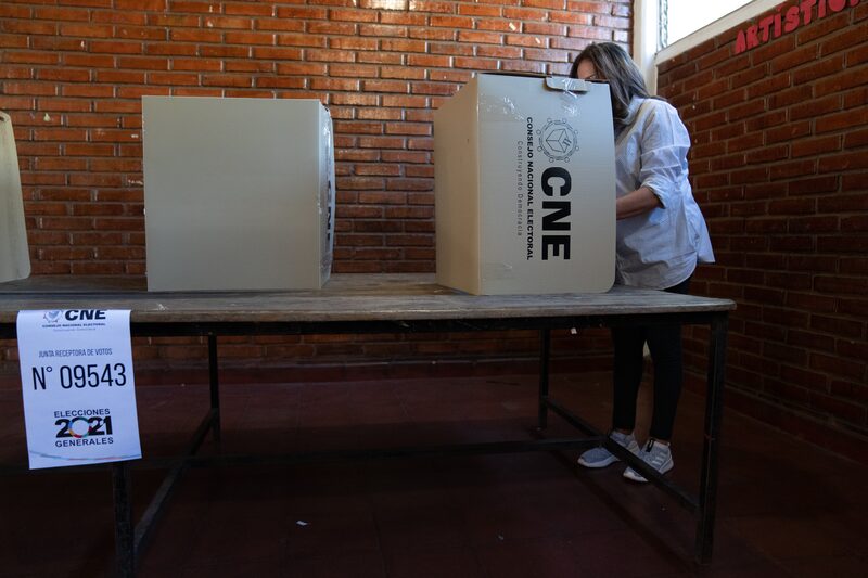 Una votante emite su voto en un colegio electoral durante las elecciones generales en Tegucigalpa, Honduras, el domingo 28 de noviembre de 2021. Una votante emite su voto en un colegio electoral durante las elecciones generales en Tegucigalpa, Honduras, el domingo 28 de noviembre de 2021.