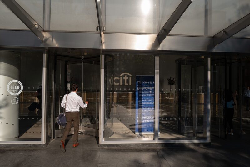 Un trabajador entra en la sede de Citigroup en Nueva York, EE.UU., el jueves 4 de agosto de 2022. Un trabajador entra en la sede de Citigroup en Nueva York, EE.UU., el jueves 4 de agosto de 2022.