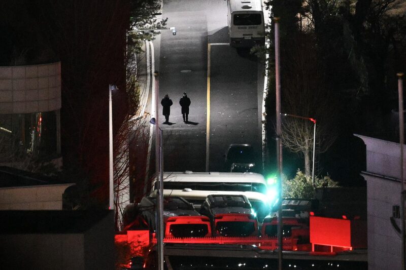 Investigadores coreanos avanzan en un nuevo intento de arrestar al presidente Yoon Suk Yeol. Investigadores coreanos avanzan en un nuevo intento de arrestar al presidente Yoon Suk Yeol.