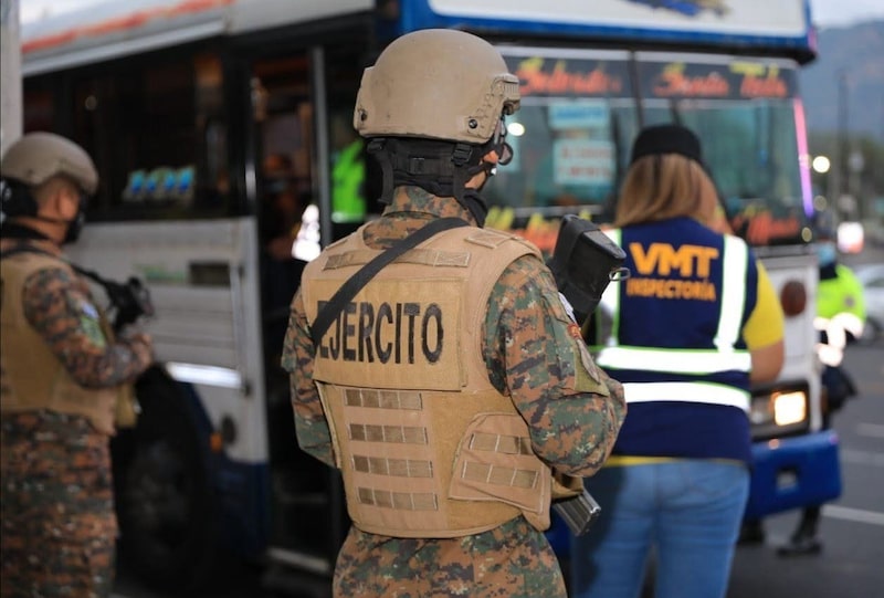 Controles vehiculares establecidos por la Policía Nacional Civil de El Salvador, el 11 de marzo de 2022. Controles vehiculares establecidos por la Policía Nacional Civil de El Salvador, el 11 de marzo de 2022.