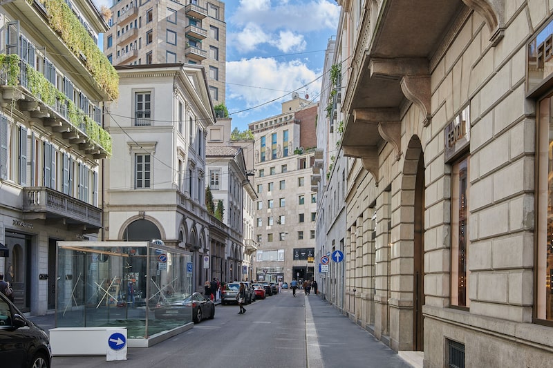 Foto de referencia sobre Milán. En la imagen, Milán, Lombardía, Italia. Vista de la calle Via Monte Napoleone en un soleado día otoñal. Foto de referencia sobre Milán. En la imagen, Milán, Lombardía, Italia. Vista de la calle Via Monte Napoleone en un soleado día otoñal.