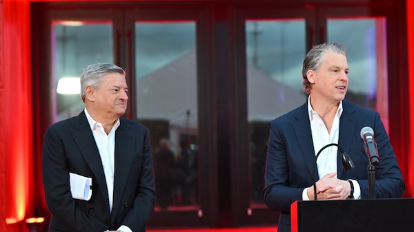 CEOs da Netflix dizem que manterão cinemas e empregos na compra da Warner CEOs da Netflix dizem que manterão cinemas e empregos na compra da Warner