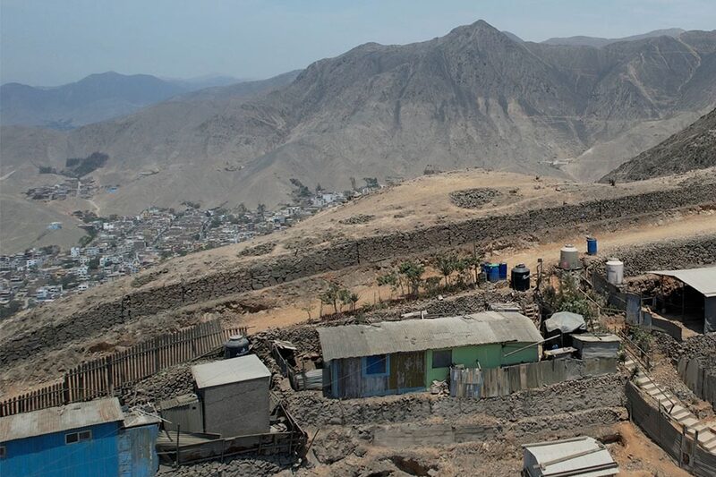 El muro divide localidades adineradas de poblaciones vulnerables y urbes constituidas a partir de la invasión. El muro divide localidades adineradas de poblaciones vulnerables y urbes constituidas a partir de la invasión.