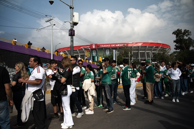 Asistentes hacen fila antes del partido inaugural de la Copa Mundial 2026 en el Estadio Banorte de la Ciudad de México, México, el jueves 11 de junio de 2026. Se espera que la ceremonia de inauguración de la Copa Mundial atraiga a una gran audiencia de todo el mundo, además de las aproximadamente 90.000 personas que asistirán en persona. Fotógrafo: Mayolo López Gutiérrez/Bloomberg Asistentes hacen fila antes del partido inaugural de la Copa Mundial 2026 en el Estadio Banorte de la Ciudad de México, México, el jueves 11 de junio de 2026. Se espera que la ceremonia de inauguración de la Copa Mundial atraiga a una gran audiencia de todo el mundo, además de las aproximadamente 90.000 personas que asistirán en persona. Fotógrafo: Mayolo López Gutiérrez/Bloomberg