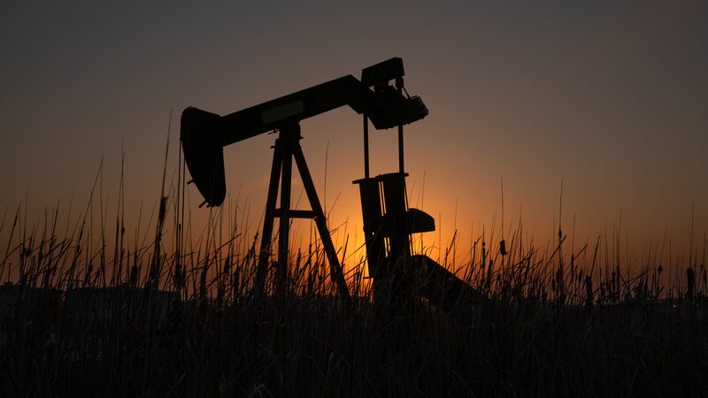 El petróleo supera los US$100 por primera vez en cuatro años por la guerra en Medio Oriente El petróleo supera los US$100 por primera vez en cuatro años por la guerra en Medio Oriente