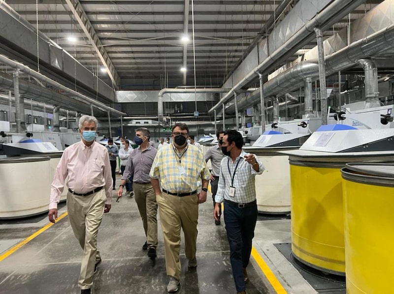 Fundadores de HUGE recorren un proyecto de empresarios socios. Fundadores de HUGE recorren un proyecto de empresarios socios.