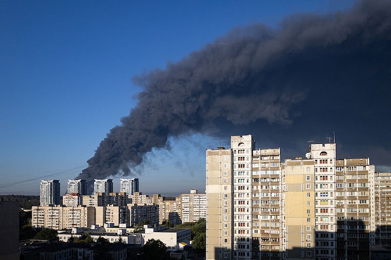 Esta fotografía muestra el humo que se eleva tras un ataque aéreo ruso en Kiev el 29 de agosto de 2026, en medio de la invasión rusa de Ucrania. Un ataque con drones rusos provocó un gran incendio y explosiones en un almacén situado en las afueras de Kiev, la capital de Ucrania, lo que obligó a cientos de personas a evacuar la zona, según informaron las autoridades a primera hora del 29 de agosto. (Foto de Serhii Okunev / AFP vía Getty Images) Esta fotografía muestra el humo que se eleva tras un ataque aéreo ruso en Kiev el 29 de agosto de 2026, en medio de la invasión rusa de Ucrania. Un ataque con drones rusos provocó un gran incendio y explosiones en un almacén situado en las afueras de Kiev, la capital de Ucrania, lo que obligó a cientos de personas a evacuar la zona, según informaron las autoridades a primera hora del 29 de agosto. (Foto de Serhii Okunev / AFP vía Getty Images)