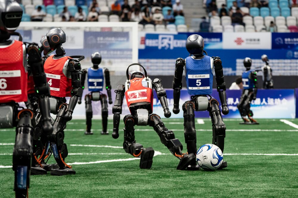 Robôs humanoides durante uma partida de futebol (Foto: Qilai Shen/Bloomberg) Robôs humanoides durante uma partida de futebol (Foto: Qilai Shen/Bloomberg)