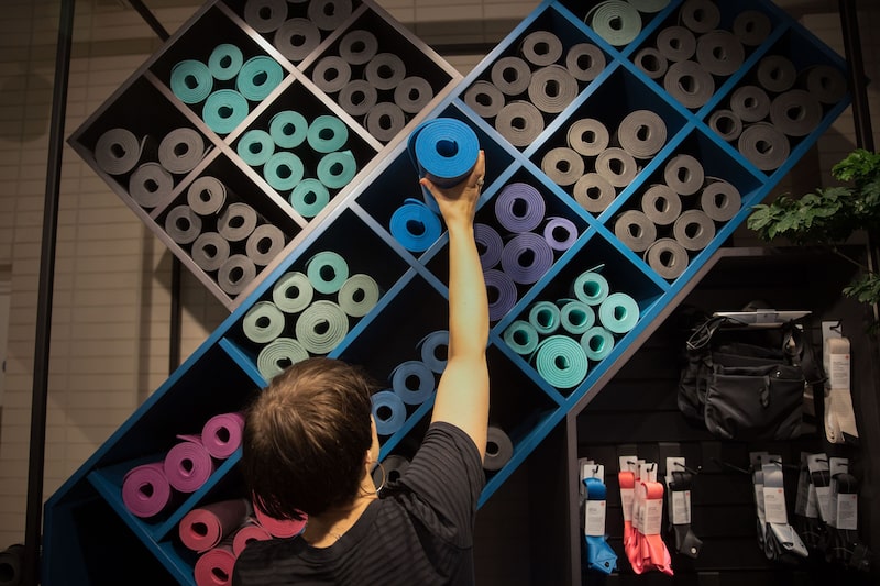 Colchonetas de yoga en una tienda Colchonetas de yoga en una tienda