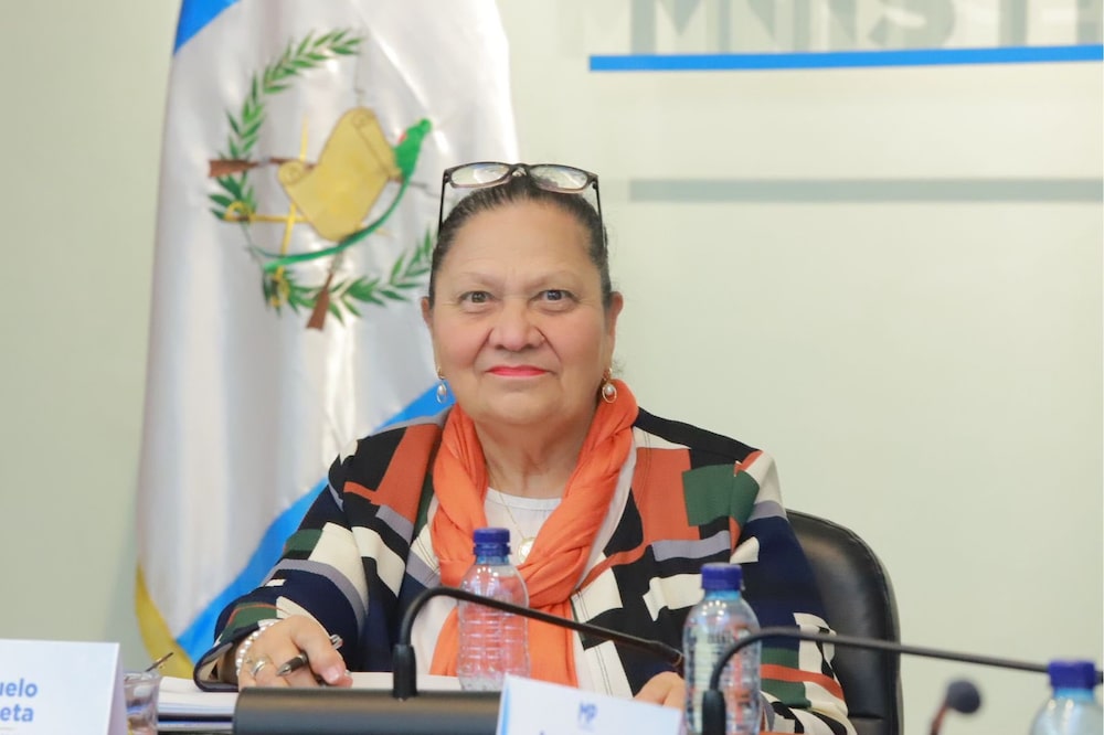 Consuelo Porras, fiscal general saliente de Guatemala, en una foto compartida en X el 1 de mayo de 2026, tras recibir un reconocimiento del fiscal general de El Salvador, Rodolfo Delgado. Consuelo Porras, fiscal general saliente de Guatemala, en una foto compartida en X el 1 de mayo de 2026, tras recibir un reconocimiento del fiscal general de El Salvador, Rodolfo Delgado.