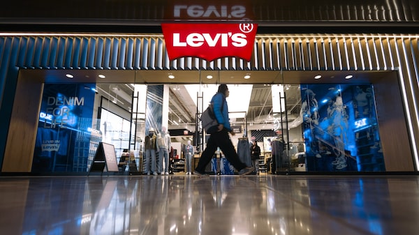 Levi mejora sus previsiones gracias a su estrategia de venta en tiendas y sitio web Levi mejora sus previsiones gracias a su estrategia de venta en tiendas y sitio web