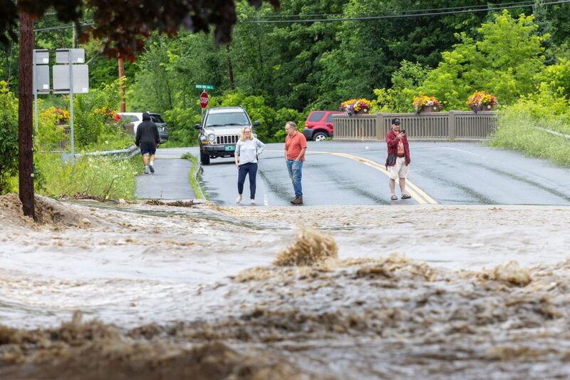 Enchente que atingiu áreas do estado de Vermont, perto da Costa Leste dos EUA, em julho, quando choveu em horas o esperado para meses (Foto: Scott Eisen/Getty Images North America) Enchente que atingiu áreas do estado de Vermont, perto da Costa Leste dos EUA, em julho, quando choveu em horas o esperado para meses (Foto: Scott Eisen/Getty Images North America)