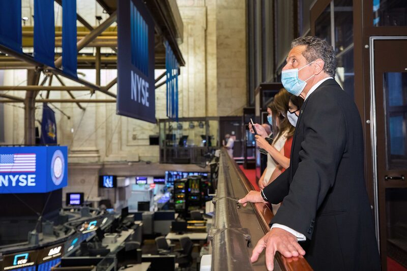Andrew Cuomo no pregão da NYSE em 2020 Andrew Cuomo no pregão da NYSE em 2020