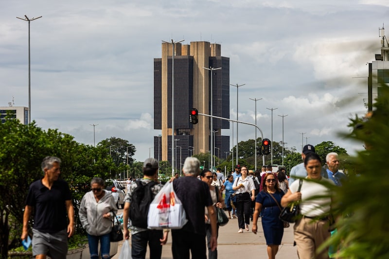 Economistas que participaram do Boletim Focus veem inflação persistente limitando o ritmo de cortes da Selic (Foto: Arthur Menescal/Bloomberg) Economistas que participaram do Boletim Focus veem inflação persistente limitando o ritmo de cortes da Selic (Foto: Arthur Menescal/Bloomberg)