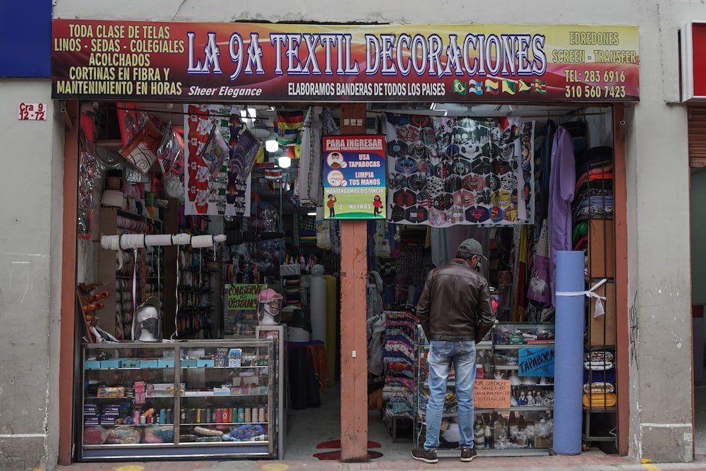 Las máscaras protectoras se exhiben a la venta en una tienda textil en Bogotá, Colombia, el martes 16 de junio de 2020. Las máscaras protectoras se exhiben a la venta en una tienda textil en Bogotá, Colombia, el martes 16 de junio de 2020.