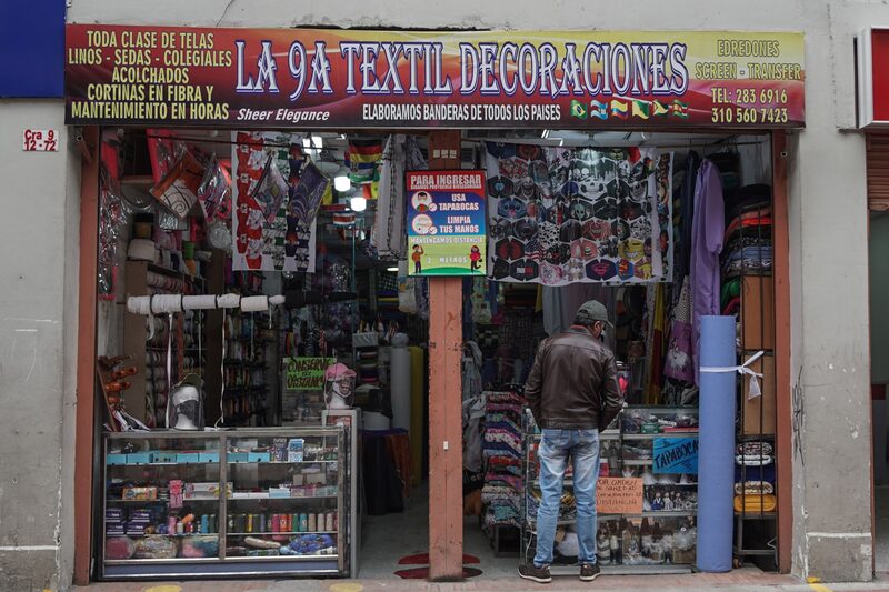 Las máscaras protectoras se exhiben a la venta en una tienda textil en Bogotá, Colombia, el martes 16 de junio de 2020. Las máscaras protectoras se exhiben a la venta en una tienda textil en Bogotá, Colombia, el martes 16 de junio de 2020.